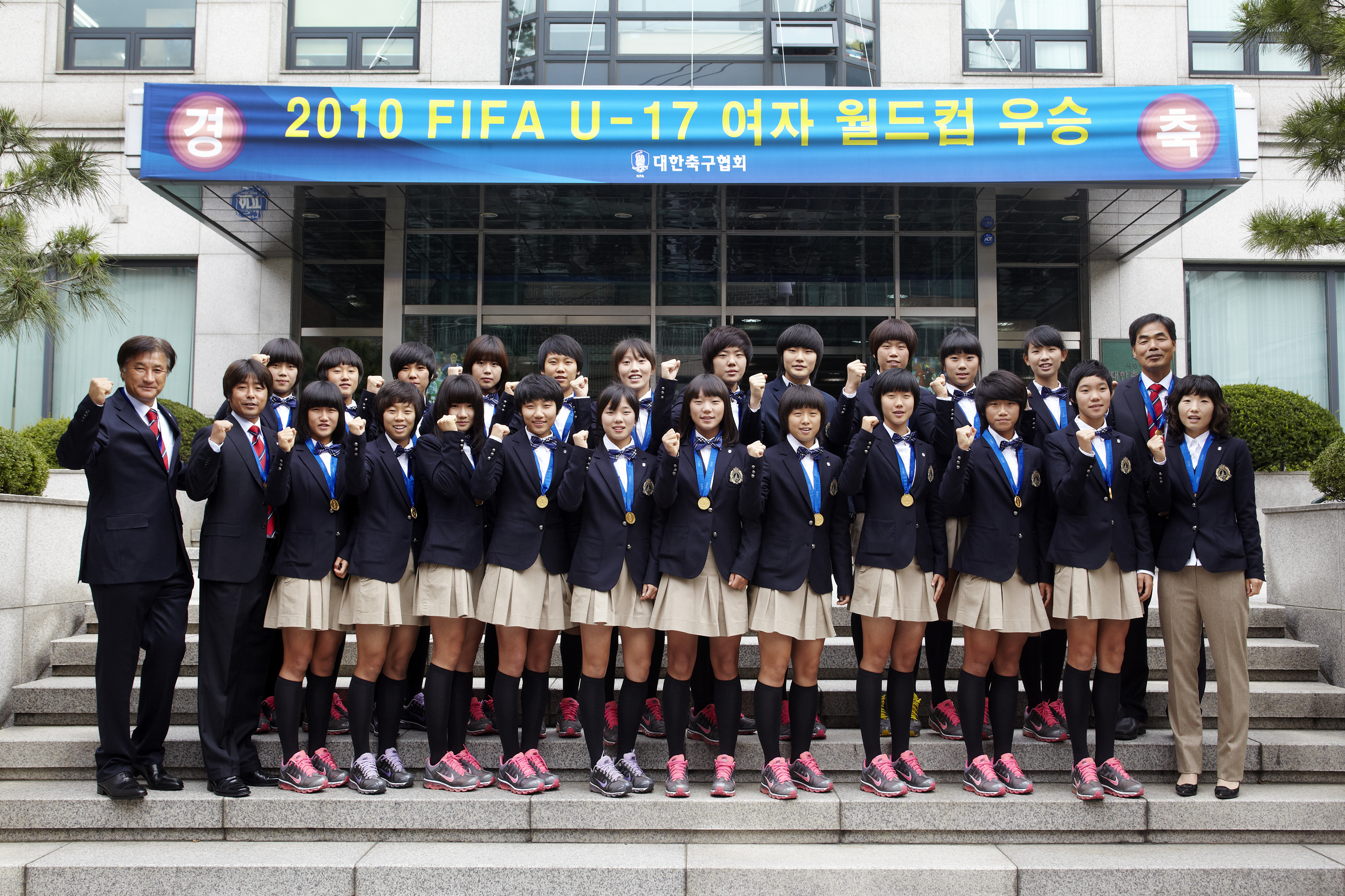남자의 자격 합창단과 U-17 여자 축구 대표팀의 공통점은?